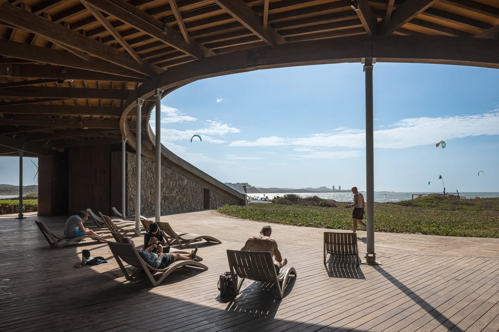 Perspectiva de la zona de estar exterior sombreada por los volúmenes arquitectónicos.